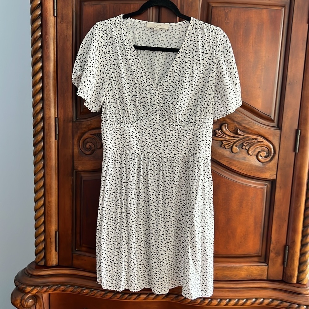 LOFT floral flutter V neck pocket dress- size 10 - Picture 2 of 8